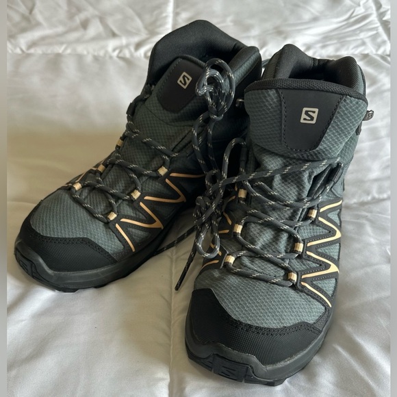 Salomon Shoes - Pre loved Women’s Salomon Goretex Hiking Shoes/Boots Sz 9